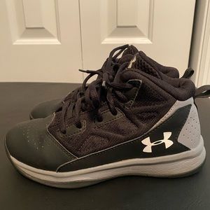 Black Under Armour Basketball Shoes size 1Y